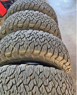 245/75/17 vendo un set de llantas marca Bfgoodrich con un 80% de vida las 4