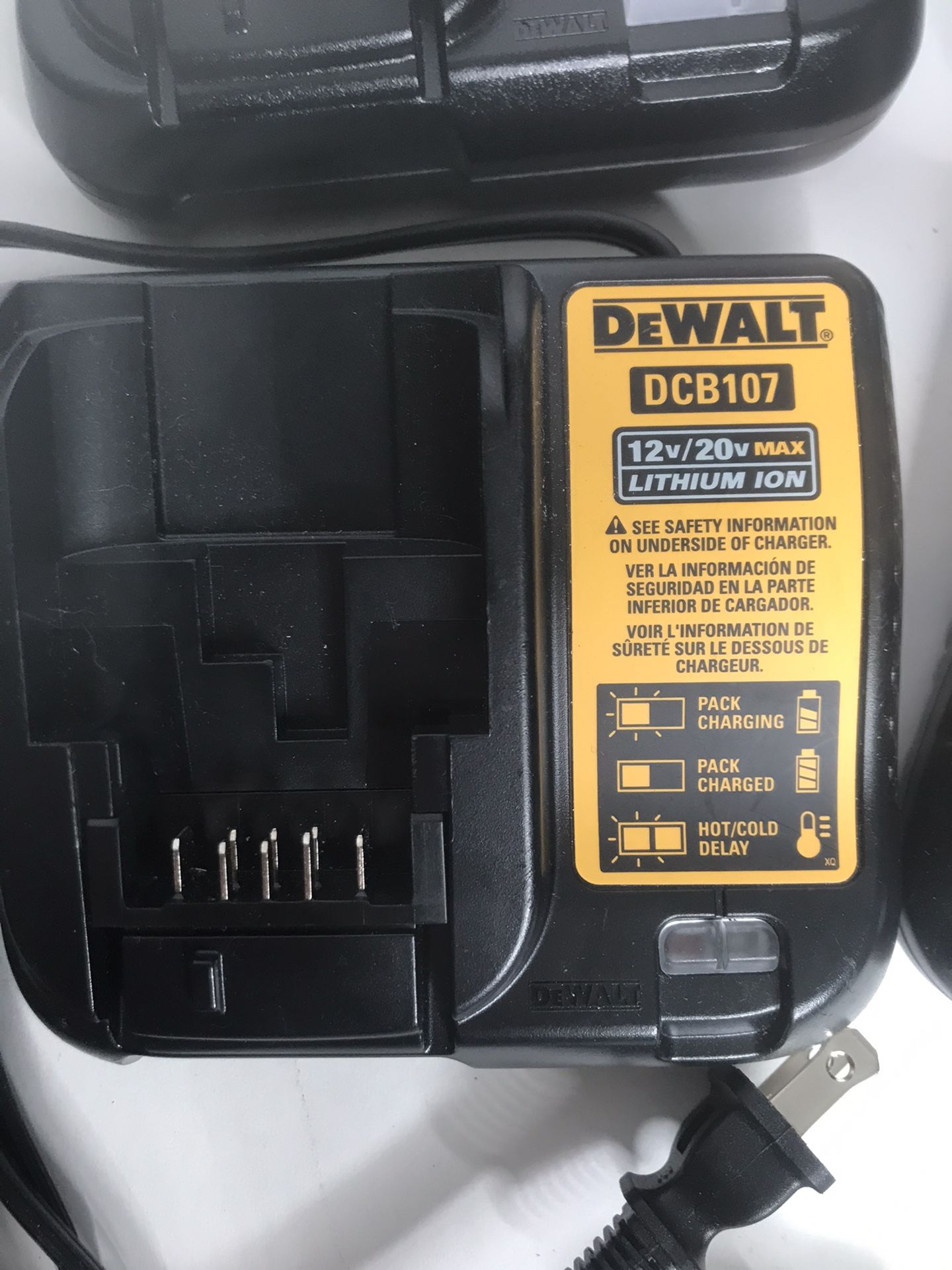 Dewalt DCB107 12V & 20V Max Li-ion Battery Charger New 2 Left
