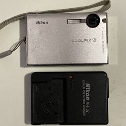 Nikon Coolpix S9 w/ Battery & Charger