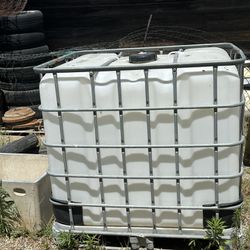 275 Gallons water tote  30$