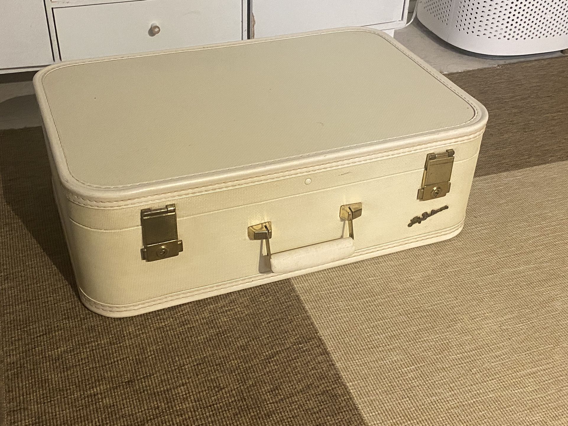 Lady Baltimore Vintage Suitcase Luggage - Skyline - Ivory