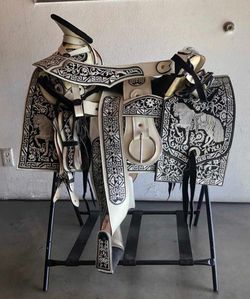 Montura bordada hecho en México 100% calidad