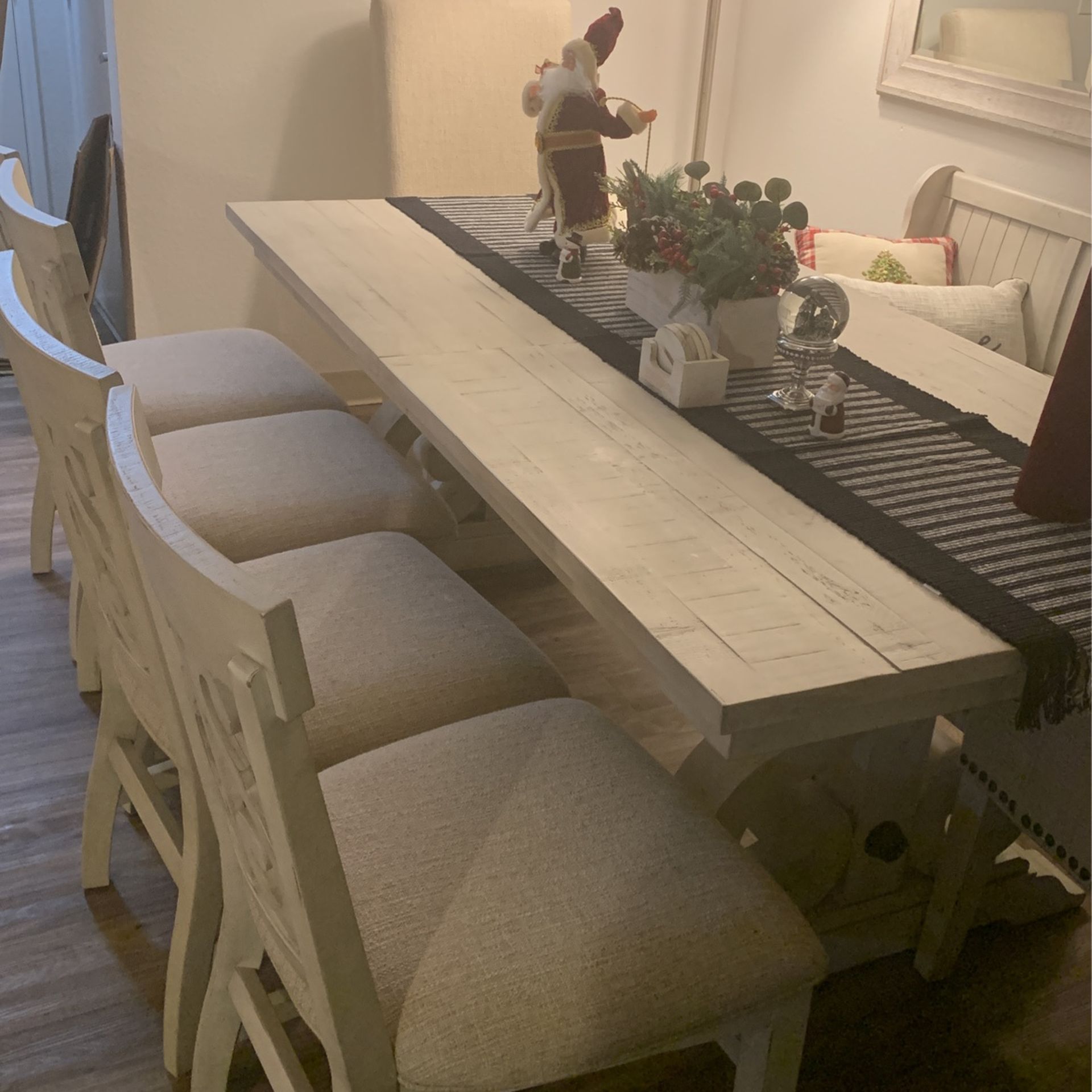 Comedor Alargado, Color Blanco Hueso, 6 Sillas , 1 Banca , Madera