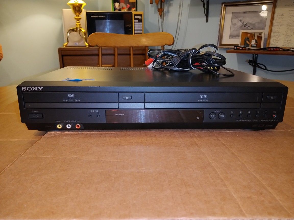 SONY VCR PLAYER AND RECORDER 
