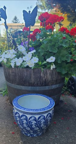 Beautiful Vintage Ceramic Blue & White Flower Pot With Design