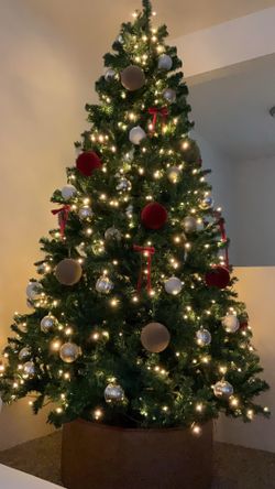 Christmas tree w/ ornaments