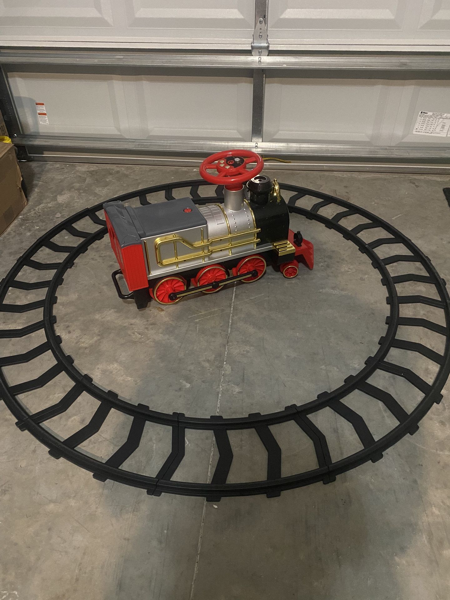 Ride On Kids Train With Circle Track Pieces