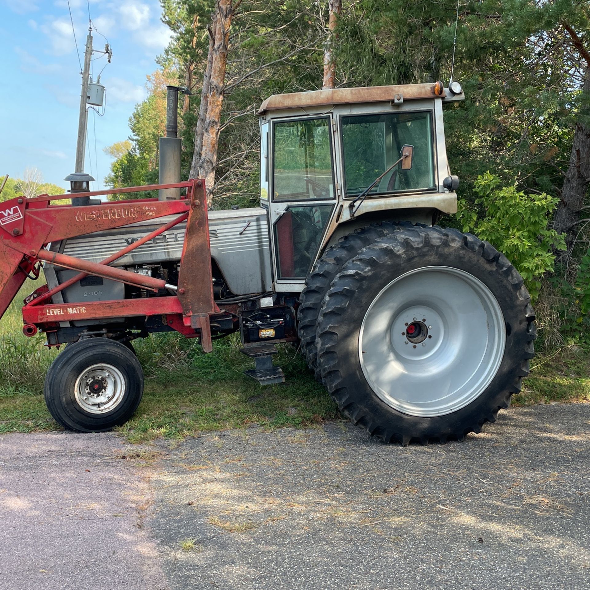 White 2-105 Tractor  with bucket 