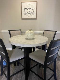 Beautiful marble dining table $450 OBO
