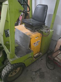 CLARK TW20 TYPE E ELECTRIC FORKLIFT WITH CHARGER