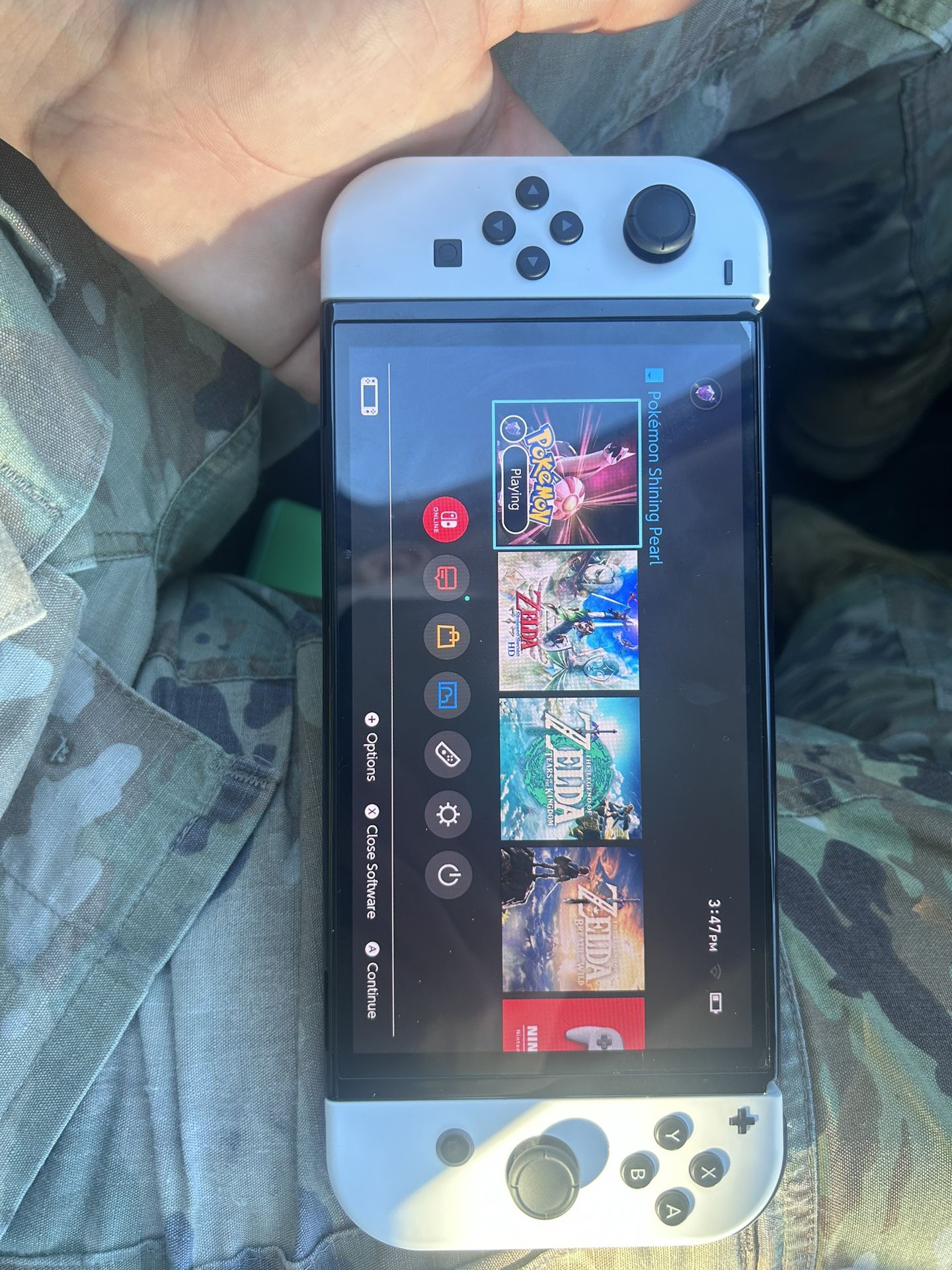 New Nintendo Switch Oled. Comes with everything plus SD card, Carrying Case, Screen Protector and Pokemon Shining Pearl 