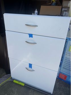 Dresser with 3 drawers