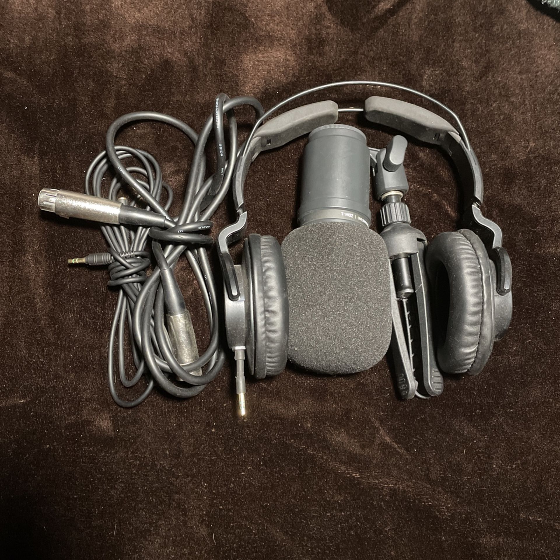 Zoom Studio Headphones & Mic