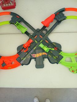 Hot Wheels Colossal Crash Track Set, Figure 8 Track Set, Competitive Play, Aerial Stunts, Toys for Boys Age 5 and Up