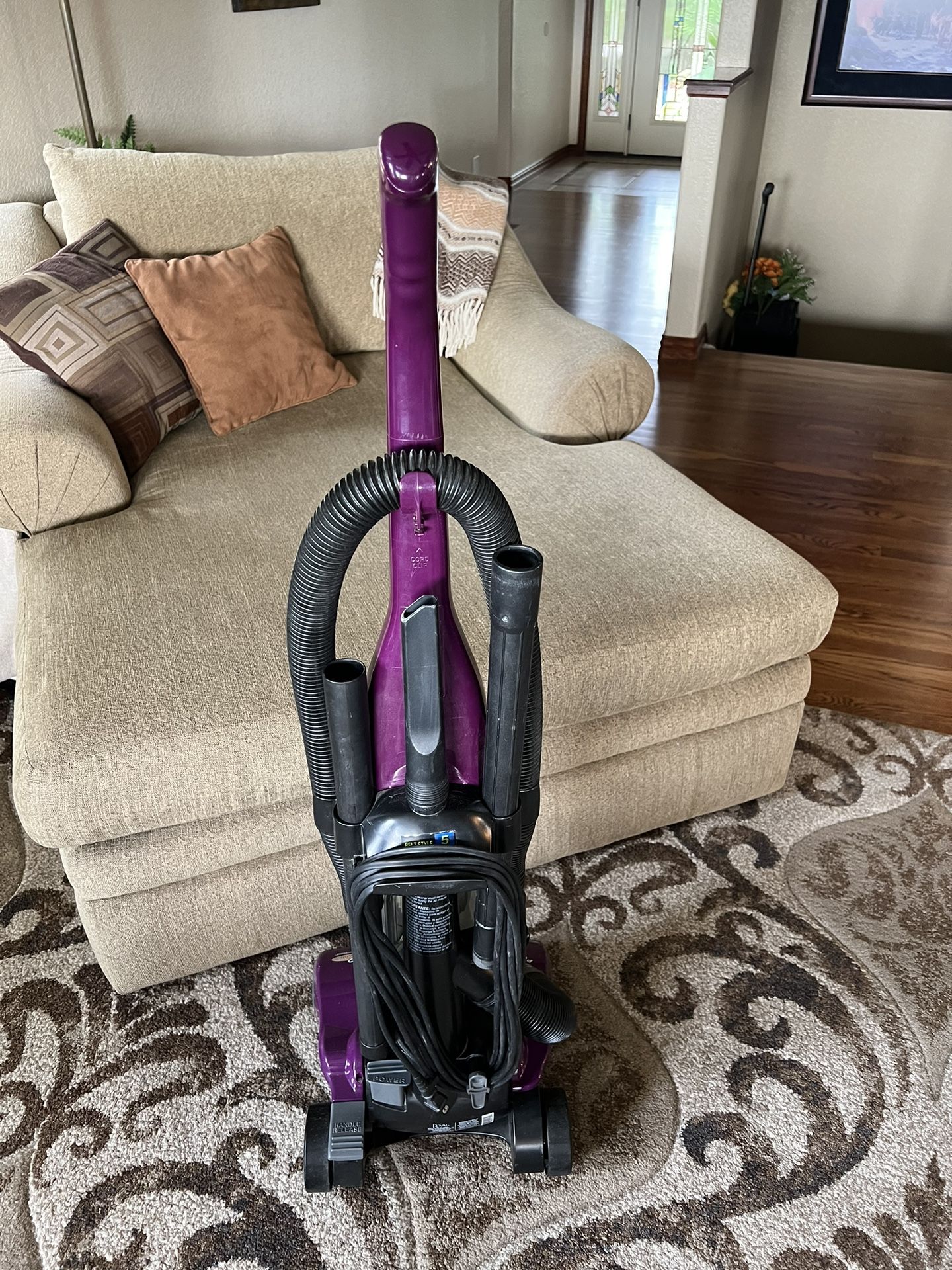 Nice 12amp Breeze Bagless Dirt Devil Vacuum for Sale in Thornton