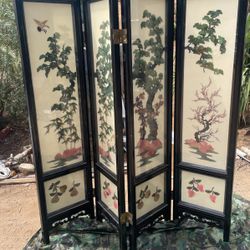 Folding separator, beautiful, three-dimensional artwork under the glass on one side, and the backside is black lacquer in painted plants