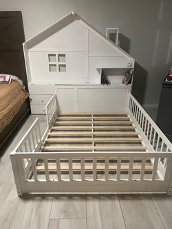 Kids bed frame- house headboard