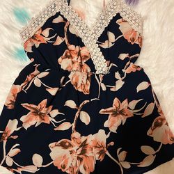 Enterizo de la marca Love Tree con estampado floral y detalles de encaje.