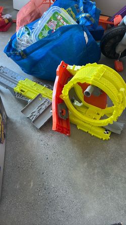 Hot Wheels Monster Trucks Power Smashers Charge and Chase Challenge Smash Set