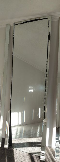 9 Feet Mirror & The Borders