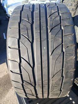 Nitto 305/30ZR20 Tire (1)