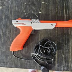 Original 1985 Nintendo NES Zapper Duck Hunt Gun - NES-005 - Authentic OEM