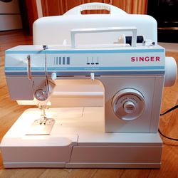 SINGER SEWING MACHINE- 57815C  With CARRY CASE.    EXCELLENT condition