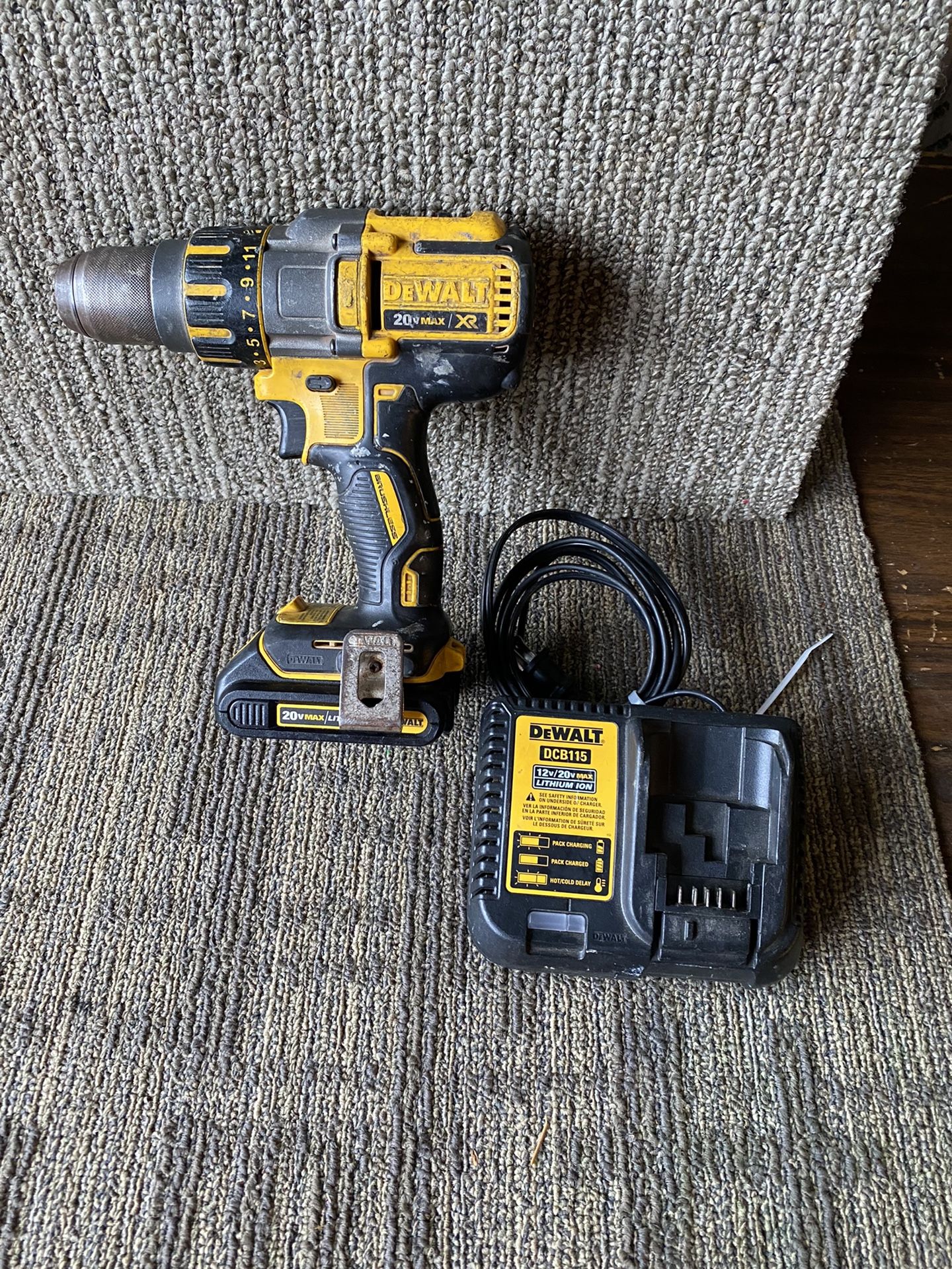 Dewalt 20 V hammer drill kit