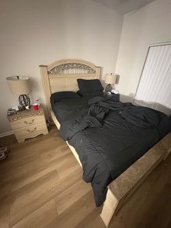 Queen bed set for sale paid 1500 mattresses still in plastic with box spring in plastic paid 1600 will take 450