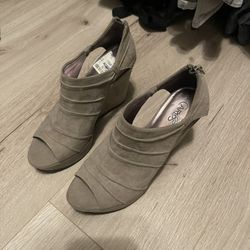 Carlos Santana Wedges Size 7 Gray Color Like New 