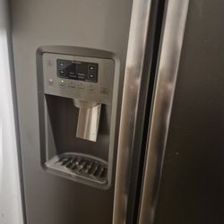 Large GE stainless Double Door Fridge & Freezer With Ice Maker & Water 