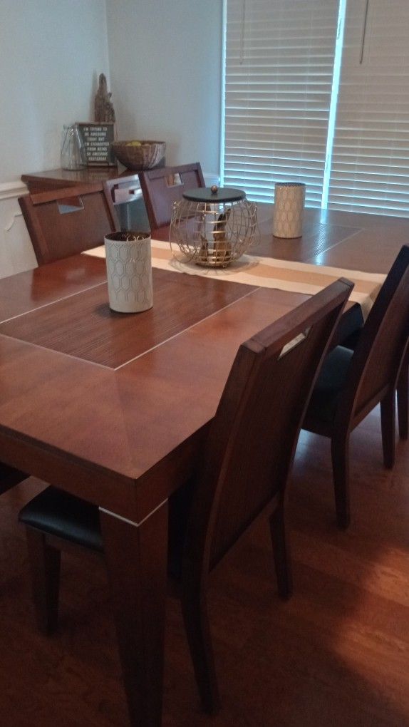 Hardwood Dining Table With Leaf & Chairs