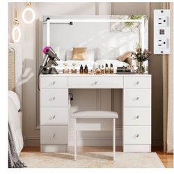 New 9 Draw Lighted Vanity (White) 