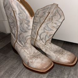 Shyanne white cowboy boots size 9