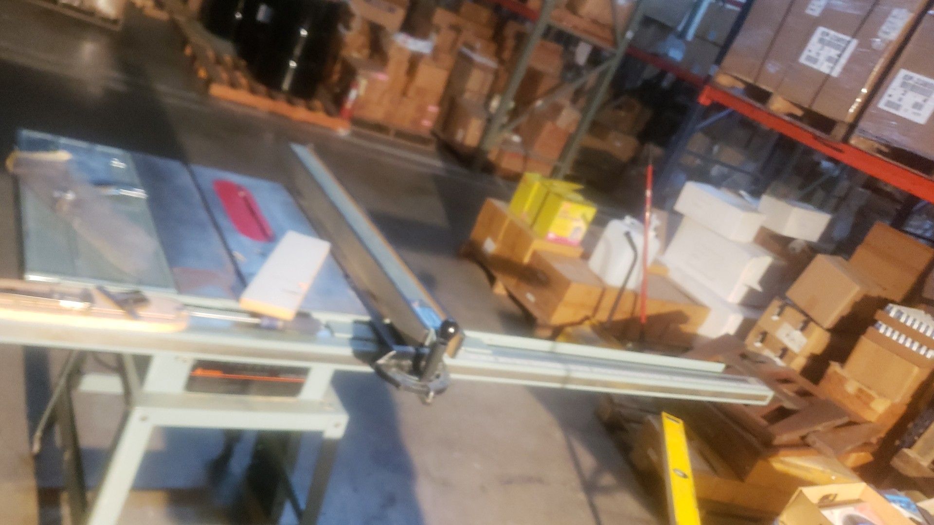 Delta contractor table saw w/upgraded rip fence and extension out feed