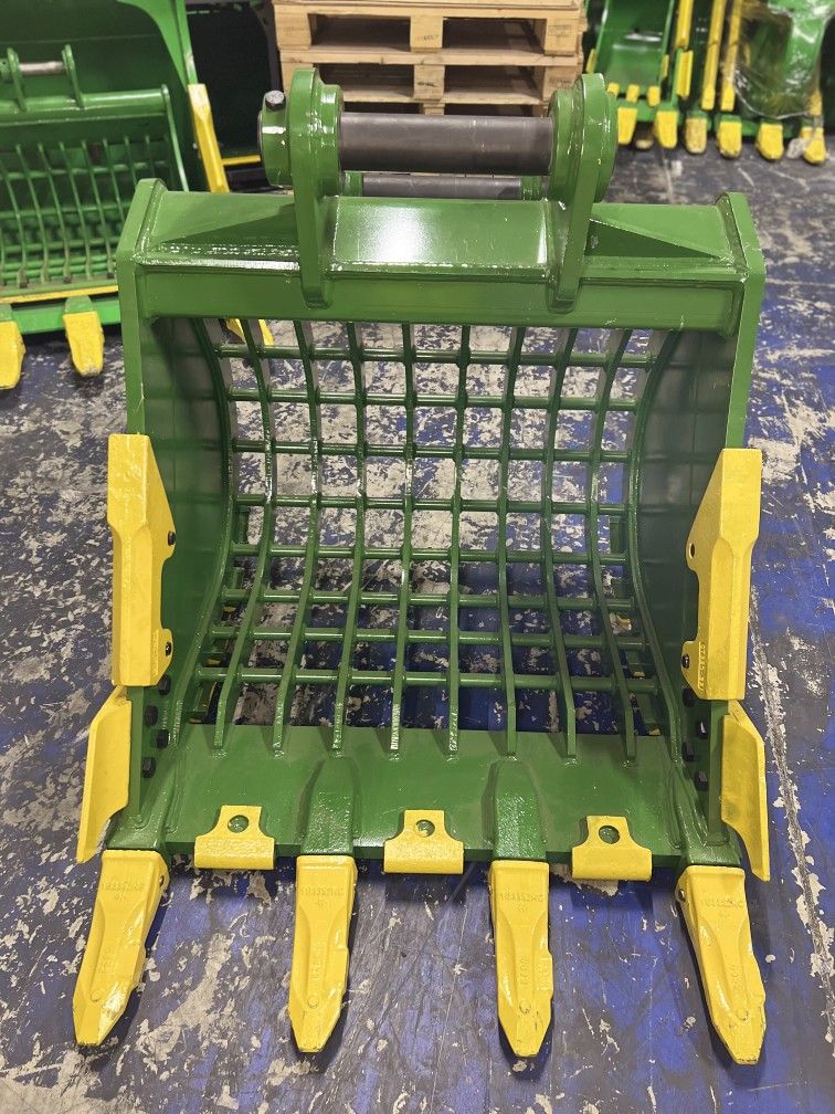 Heavy Duty Skeleton Bucket 42" inches Bolt on Edge and Side Cutter for CAT320 or Similar Machine.