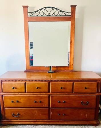 5-piece Bedroom Set Includes: Bed, 2 Nightstands, Dresser and Mirror