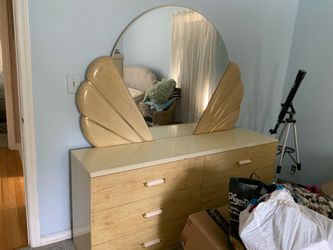 Chest of drawers w/mirror