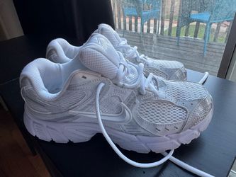 White Nike shoes size 8 1/2 women’s