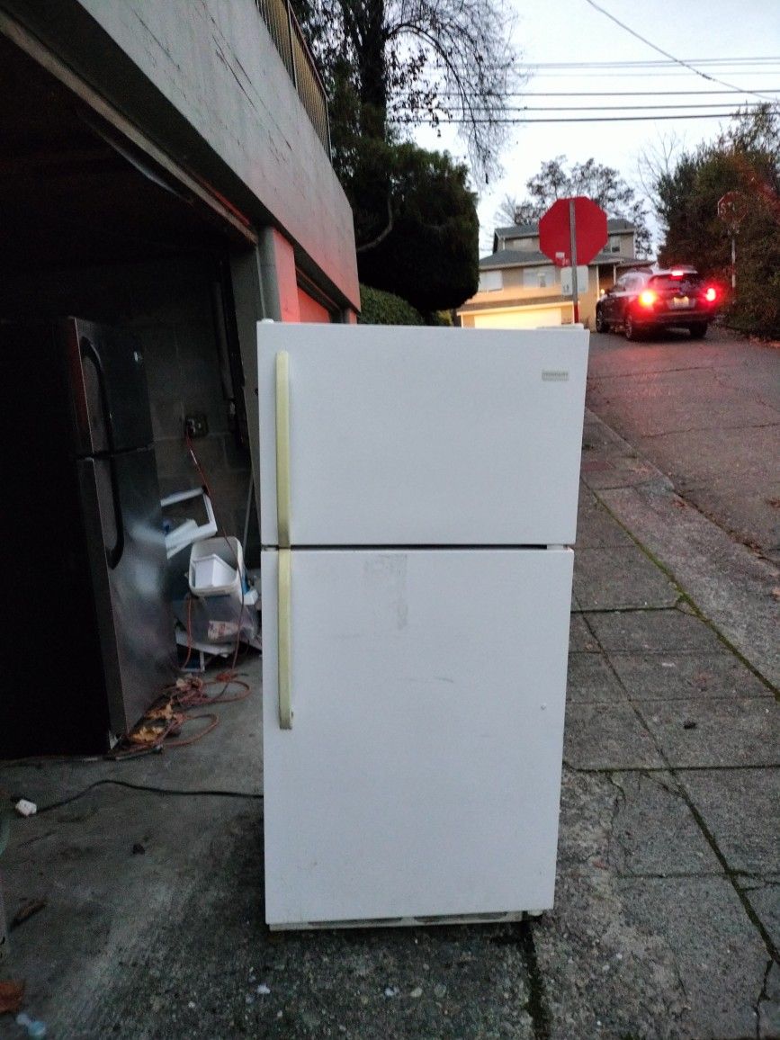 Frigidaire Refrigerator - Can Deliver