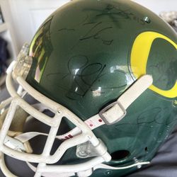 Oregon Ducks Team signed Helmet