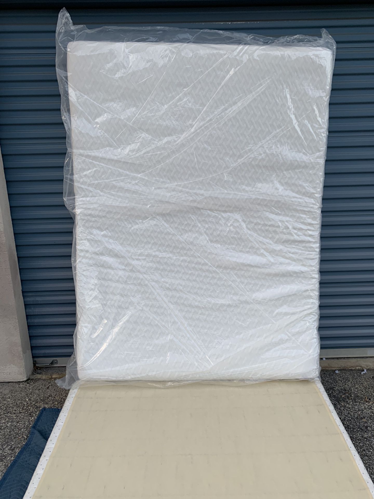 Memory foam queen mattress 80”x58”