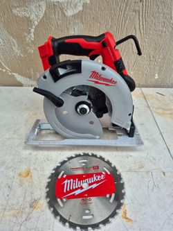 Milwaukee
M18 18V Lithium-Ion Brushless Cordless 7-1/4 in. Circular Saw (Tool-Only)