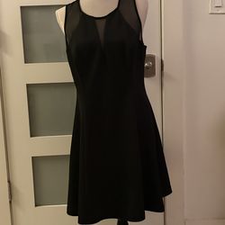 The item is a sleeveless black dress from the Guess brand, designed with a contemporary style that combines comfort and elegance.