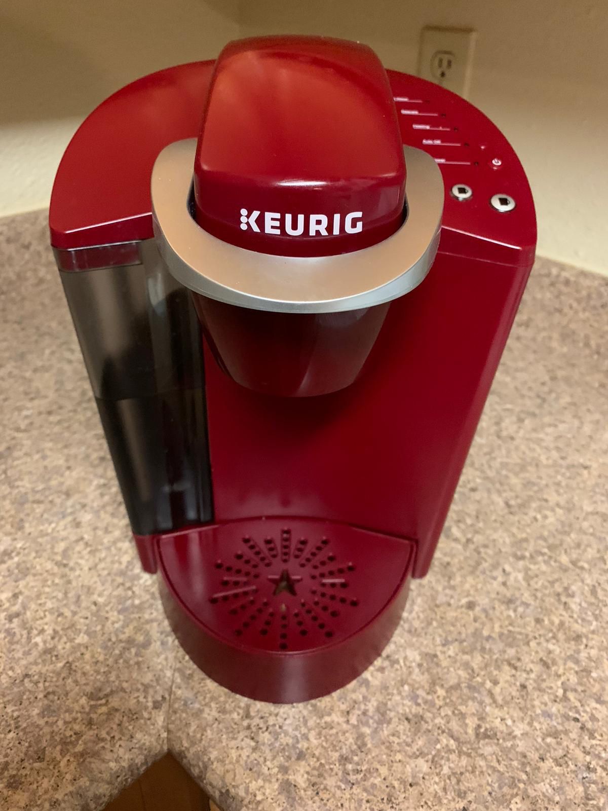 KEURIG coffee maker. Like New. It works perfect and it looks super cool. I’m selling it because I moved and somebody gave the same one una differen
