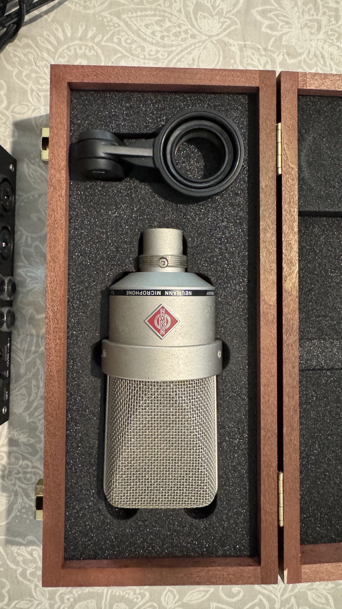 Neuman mic & Apollo Twin interface