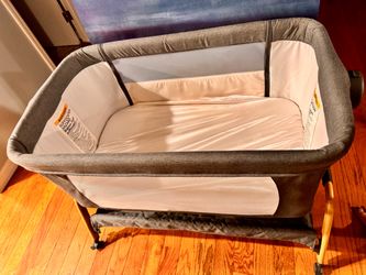 Baby Bassinet with Mattress and Wheels