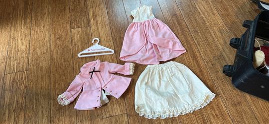 Elizabeth Cole’s pink writing outfit.