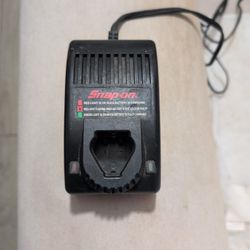 Snap-on CTC596 battery charger designed for 7.2V and 9.6V Ni-Cd battery packs. 