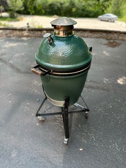 “Medium” Big Green Egg Smoker/ Grill (M BGE) with Upgrades & Accessories – Excellent Condition…